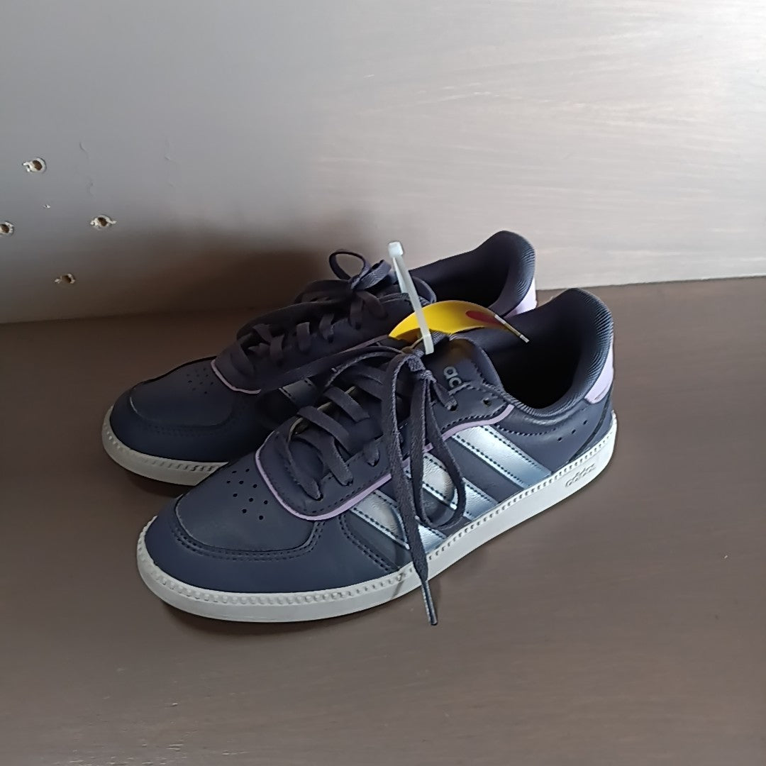 Adidas 4.5Y Tennis Shoes
