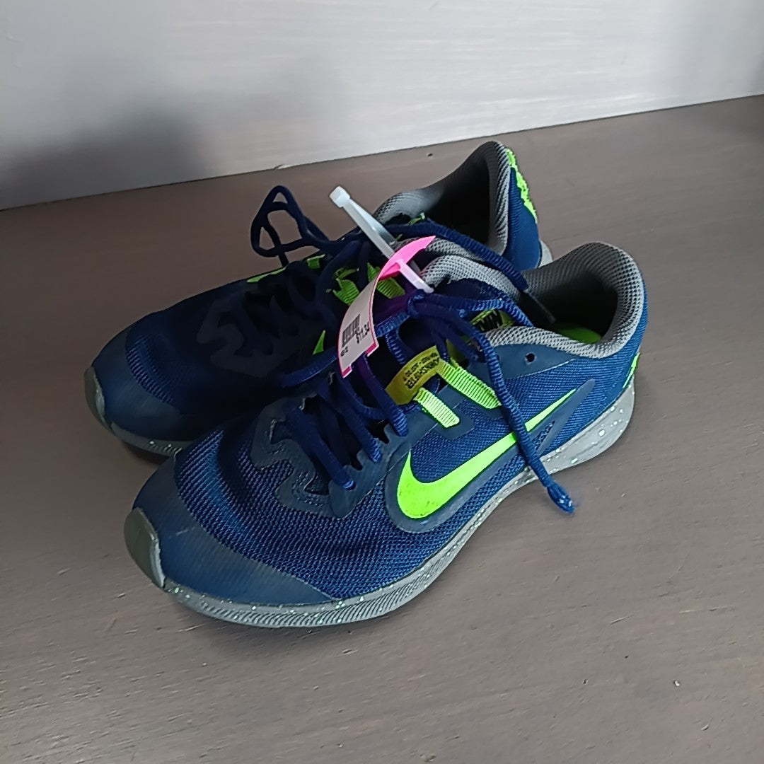 Nike 5Y Tennis Shoes