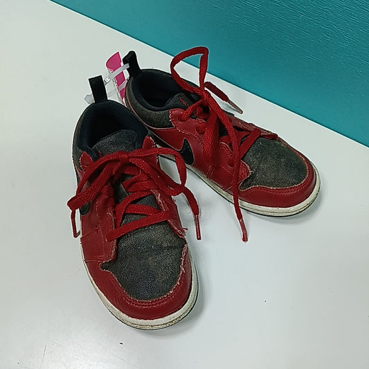 Nike 9.5C Tennis Shoes